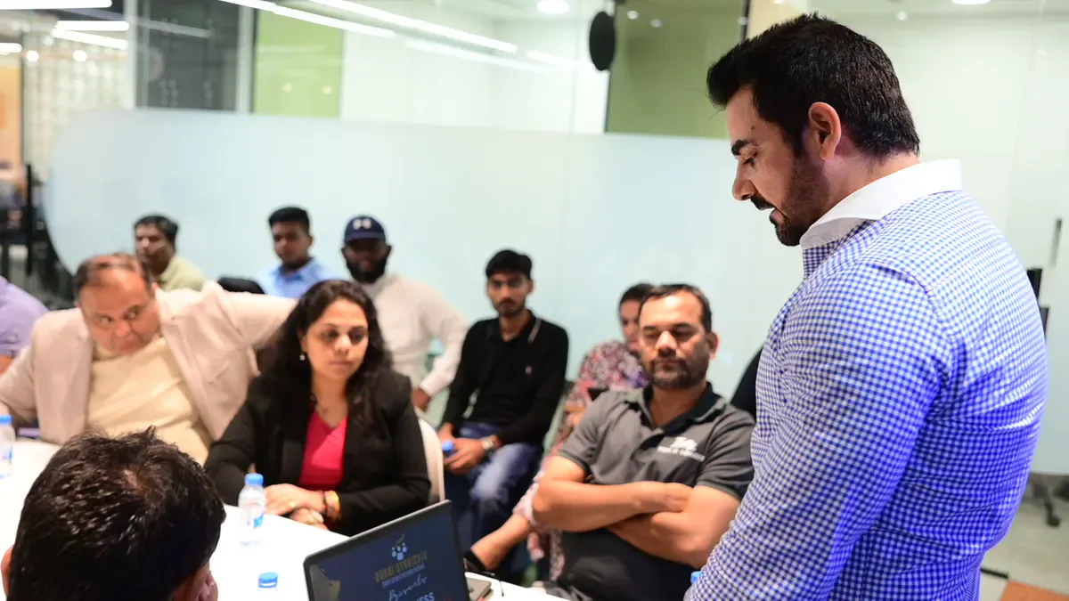 A Global Syndicate founder leading a focused roundtable discussion